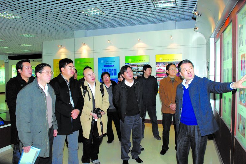山東鋁業(yè)公司黨委書記尹雪春向記者們介紹該公司的創(chuàng)業(yè)史。