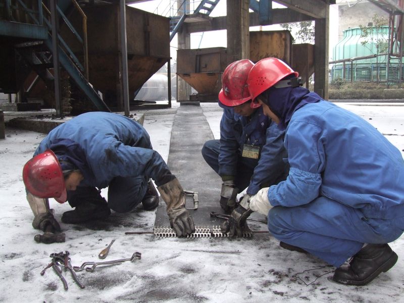 10日檢修人員正在雪地里裝配待修皮帶卡具。