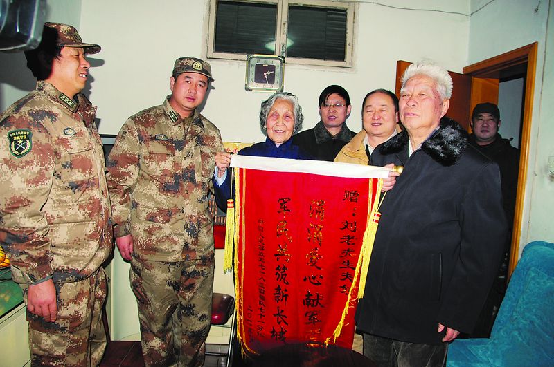 1月19日,家住鄭州市上街區(qū)的劉紹忠、李桂棠老兩口將300雙親手縫制的鞋墊贈予了中國人民解放軍駐滎陽某部隊。該部隊領(lǐng)導專程驅(qū)車來到他們家,為他們送上了一面錦旗,錦旗上“涓涓愛心獻軍營,軍民共筑新長城”14個燙金大字格外耀眼。劉紹忠、李桂棠兩位老人是中國長城鋁業(yè)公司的離休人員,都已年過80,自2004年開始,二老就在家縫制鞋墊,無償贈予上街區(qū)公安、消防及駐滎陽的部隊。近8年時間,他們共送出鞋墊3000余雙。許拓攝