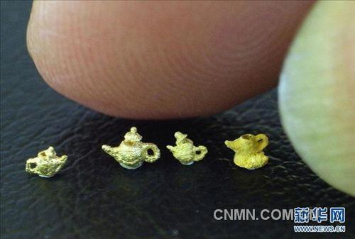 這是陳逢顯雕刻的“黃金茶壺”，每只壺尺寸約為0.2厘米（11月23日攝）。