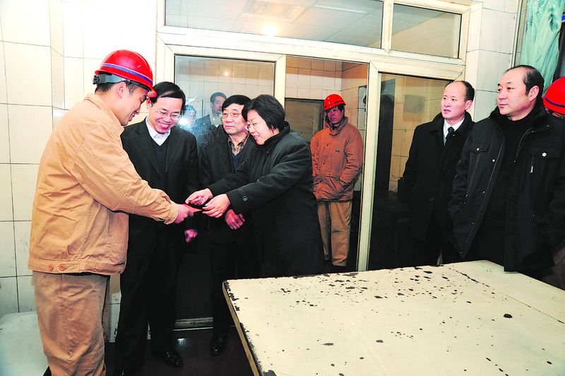 春節(jié)將至，中鋁鄭州企業(yè)領(lǐng)導(dǎo)非常關(guān)心勞模和困難職員工的生活。日前，中鋁鄭州企業(yè)協(xié)調(diào)委員會主任、中鋁河南分公司總經(jīng)理喬桂玲一行來到生產(chǎn)一線進行節(jié)前慰問，送上了組織的溫暖和關(guān)懷。圖為喬桂玲（左四）親手把慰問金送到市級勞模、碳素廠員工高彥紅（左一）手中。