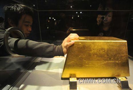 02世界上最大的金磚，重220千克（價(jià)格約780萬(wàn)美元） 臺(tái)北黃金博物館