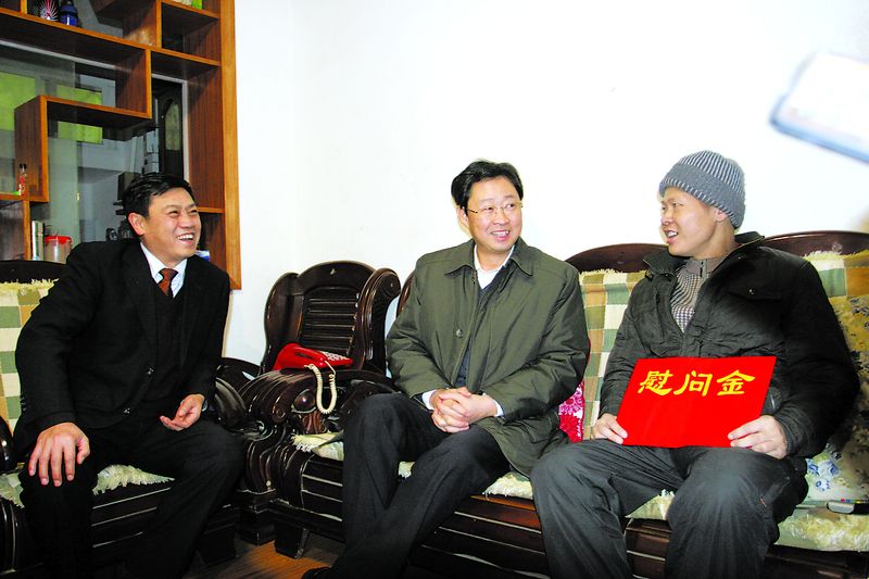 在兔年新春到來之際，中鋁公司領(lǐng)導(dǎo)分別深入到所屬企業(yè)開展慰問活動。1月28至31日，公司黨組書記、總經(jīng)理熊維平到中國鋁業(yè)廣西分公司、長沙有色冶金設(shè)計院和長沙勘察設(shè)計院慰問老模范、老干部和困難黨員、困難職工。