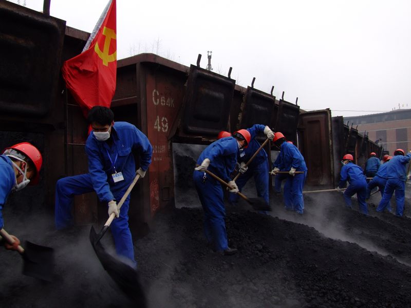 兩級(jí)機(jī)關(guān)黨員在大家春節(jié)余興未散之時(shí)，主動(dòng)請(qǐng)纓義務(wù)勞動(dòng)，緩解難題，用實(shí)際行動(dòng)踐行了“創(chuàng)先爭(zhēng)優(yōu)”。