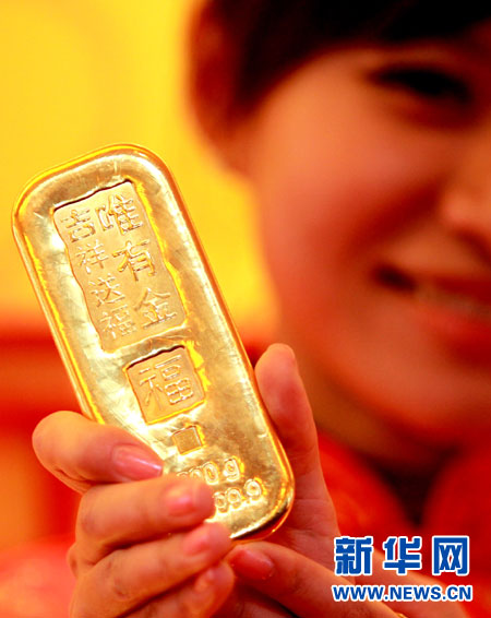 一位禮儀小姐展示一款1000克的“工銀金行家―唯有金?禮贊金條”。