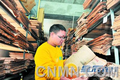 張立的報紙庫如同舊報資料室，這一“懷舊產(chǎn)業(yè)”為他淘來每月近萬元的收入。