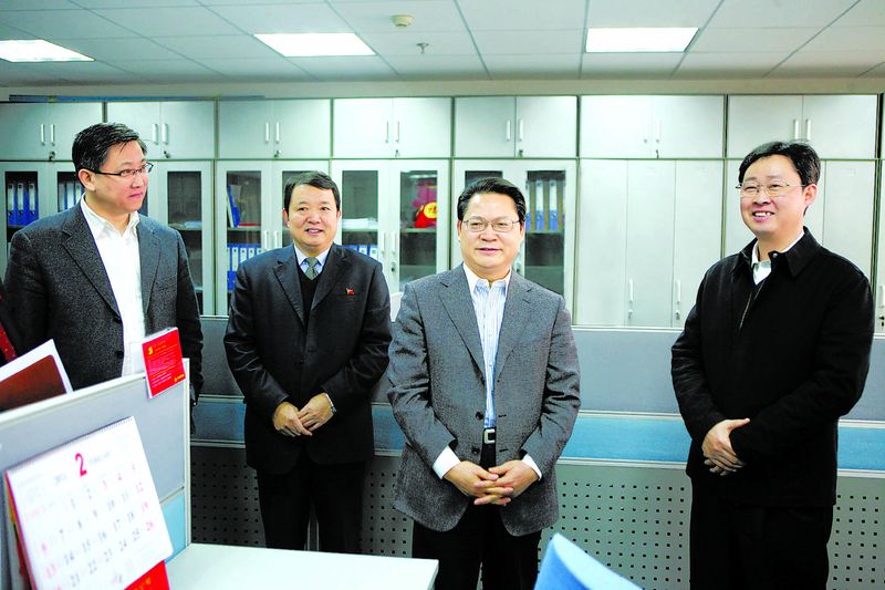 2月16日，中組部干部五局局長(zhǎng)高選民、副局長(zhǎng)石軍一行到創(chuàng)先爭(zhēng)優(yōu)聯(lián)系點(diǎn)中國(guó)鋁業(yè)公司，并深入中鋁國(guó)際貿(mào)易有限公司，通過(guò)考察黨支部活動(dòng)室、創(chuàng)先爭(zhēng)優(yōu)活動(dòng)展板，與基層黨員座談等形式，了解基層黨組織創(chuàng)先爭(zhēng)優(yōu)活動(dòng)開(kāi)展情況，對(duì)中鋁公司創(chuàng)先爭(zhēng)優(yōu)活動(dòng)進(jìn)行現(xiàn)場(chǎng)點(diǎn)評(píng)。中鋁公司黨組書(shū)記、總經(jīng)理，創(chuàng)先爭(zhēng)優(yōu)活動(dòng)領(lǐng)導(dǎo)小組組長(zhǎng)熊維平主持點(diǎn)評(píng)會(huì)。