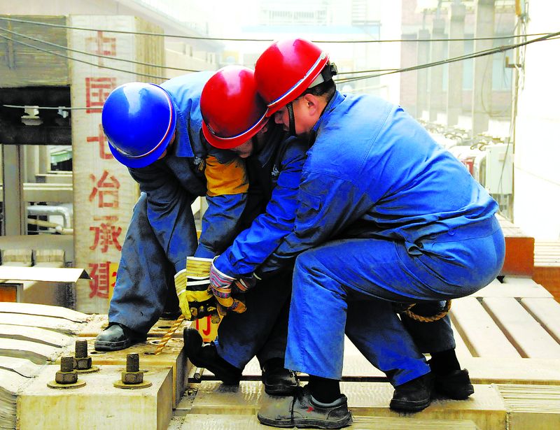 2月20日，焦作萬方201技術(shù)示范生產(chǎn)線91臺槽開始通電投產(chǎn)。投產(chǎn)后，201槽預計比改造前電解槽噸鋁節(jié)電1000度以上。本次啟動采用電解質(zhì)粉代替冰晶石啟動技術(shù)，節(jié)約采購費用1500余萬元。圖為員工正在拆除母線短路片。