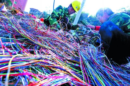 惠安縣內(nèi)一段通信電纜被盜割，工作人員在加緊搶修