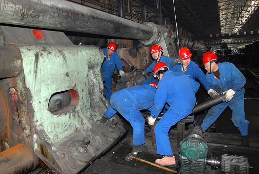 西北鋁35MN擠壓機(jī)修理現(xiàn)場