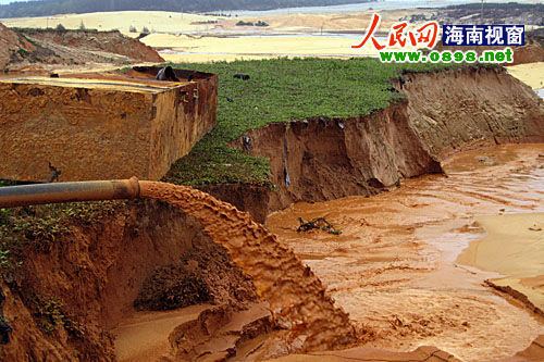 “粗大的水管正在排放采鈦礦產(chǎn)生的尾砂和污水。”在海南文昌市昌灑鎮(zhèn)白土村牧場坡附近，大型采礦機正在熱火朝天的運轉(zhuǎn)。為了2000多元的工資，兩位打工者不顧一切，被“圍”在數(shù)十米深的礦坑里工作。圖為文昌昌灑鎮(zhèn)白土村牧場坡附近的采鈦礦現(xiàn)場