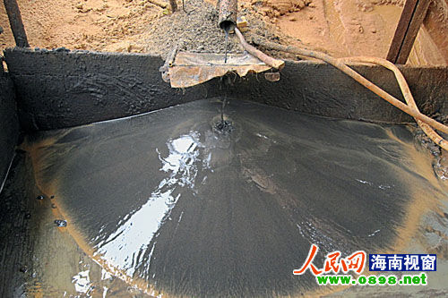 3月22日上午，記者在礦區(qū)看到數(shù)臺大型采礦機，其中一臺正在不停地運轉(zhuǎn)工作。而另一旁，數(shù)個大坑內(nèi)有粗大的水管正在排放采礦產(chǎn)生的尾砂和污水，顯得渾濁不堪。順著排污管往下流，含有大量沙子和泥漿的污水排放到農(nóng)田，使得破壞相當嚴重。