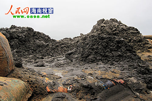 此時，來自湖南來此打工的夫妻倆正在辛勤的工作，從礦坑上往下看，許先生的妻子被“圍”著在操作抽水機，看起來十分危險。至于是否擔心自身的安全，“我們剛來沒多久，只要有活就做，老板一個月給我們2千多塊錢的工資。”許先生說。被問及是老板姓名及公司名稱時，許先生則是一問三不知。