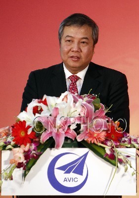 3月3日，中航工業(yè)機(jī)電系統(tǒng)有限公司與美國(guó)漢勝公司在北京舉行了組建C919大型客機(jī)項(xiàng)目電源系統(tǒng)合資公司合同簽字儀式。圖為中國(guó)商用飛機(jī)有限責(zé)任公司副總經(jīng)理、大型客機(jī)項(xiàng)目副總指揮、總設(shè)計(jì)師吳光輝