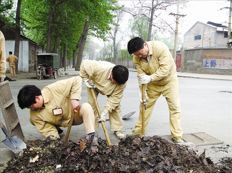 在主汛期即將到來之際，中鋁河南分公司運(yùn)輸部黨委積極組織6個(gè)黨支部100余名黨員、員工，義務(wù)對(duì)企業(yè)所在地及廠區(qū)內(nèi)155個(gè)下水道進(jìn)行了清理。廣大員工不怕臟、不怕累，克服車流量大、下水道淤積嚴(yán)重、異味嗆人等困難，疏通了下水道，保證了汛期道路排水暢通，極大地方便了附近居民和員工的出行，受到過往行人的一致稱贊。圖為員工在清理下水道。