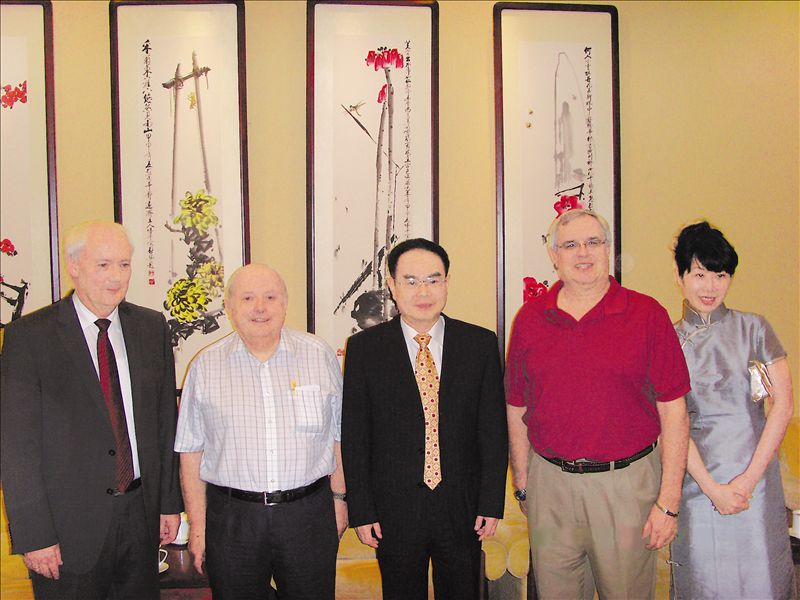 中國(guó)有色金屬工業(yè)協(xié)會(huì)會(huì)長(zhǎng)陳全訓(xùn)日前在京會(huì)見(jiàn)了國(guó)際鎂業(yè)協(xié)會(huì)總裁肯·懷特先生、行政副總裁戈瑞格·派徹爾先生、國(guó)際鎂協(xié)執(zhí)行委員會(huì)委員暨海鎂特集團(tuán)總裁網(wǎng)特·法蘭克先生及國(guó)際鎂協(xié)亞洲區(qū)董事蔡文珊女士一行,雙方就如何進(jìn)一步加強(qiáng)合作與交流交換了意見(jiàn)。圖為 陳全訓(xùn)會(huì)長(zhǎng)(中)會(huì)見(jiàn)國(guó)際鎂協(xié)總裁肯·懷特一行。