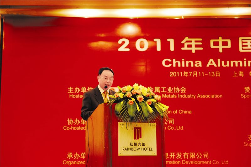 7月11日,中國有色金屬工業(yè)協(xié)會會長陳全訓在滬會見了來訪的美國愛勵集團總裁、美洲鋁業(yè)協(xié)會會長史蒂夫先生。雙方就今后的合作達成了共識。雙方認為,加強企業(yè)間的相互合作,相互投資十分重要,中方支持并鼓勵外方來華投資,中方愿就再生金屬領域、人才培養(yǎng)方面進一步加強合作與交流。雙方還一致認為,建立和增進互信,加強對話,促進了解十分重要,在互信基礎上的合作必將是牢固的和可靠的,對雙方是有益的。中國國際鋁加工研討會7月12日在上海舉行,國際鋁業(yè)協(xié)會秘書長讓納普及中外來賓200多人出席了會議。陳全訓在開幕式上致辭,強調鋁加工業(yè)作為整個行業(yè)的一個組成部分,在走向有色金屬強國的道路上肩負著重任,他希望業(yè)界同行在產(chǎn)品的技術上和質量上以及擴大鋁的再生利用方面做出更大的貢獻并希望加強國際間的合作與交流。7月13日,每年一次的勵展國際鋁工業(yè)展覽會在上海開幕。陳全訓應邀在開幕式上致辭并剪彩。他對展會主辦方和參展方寄予厚望,希望通過展覽這一平臺,促進國際間同行業(yè)的經(jīng)濟、技術、貿(mào)易的合作,為人類的共同發(fā)展貢獻力量。陳全訓在主辦方人員的陪同下參觀了部分國內外企業(yè)的展臺。在上海期間,陳全訓還會見了日本鋁業(yè)協(xié)會專務理事村山拓己先生。