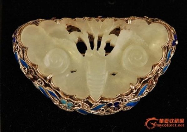 　　圖為 銀掐絲燒琺瑯鑲玉蝴蝶珮胸花。品相完好。背后有“SILVER”款識。尺寸：60*36MM，重27克。
