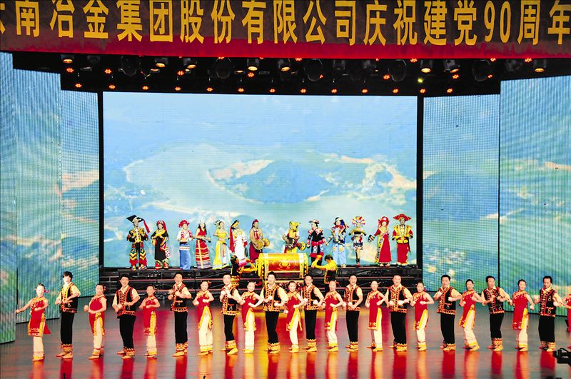 舞蹈：歡樂的節(jié)日。  整臺(tái)晚會(huì)激情洋溢,精彩紛呈,得到了近千觀眾經(jīng)久不息的掌聲和高度評(píng)價(jià)。