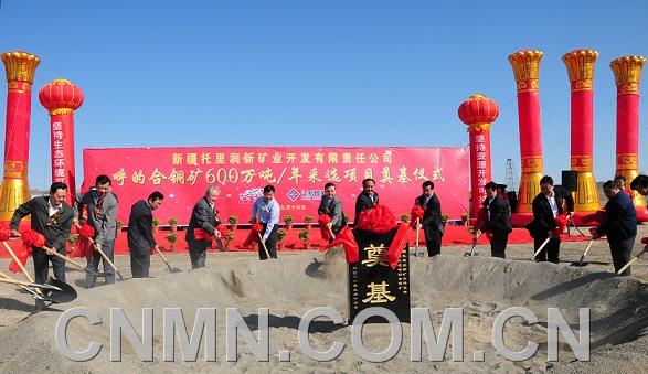 圖為艾力更_依明巴海與新疆塔城地區(qū)領(lǐng)導(dǎo)、新疆有色集團(tuán)和甘肅建新集團(tuán)等領(lǐng)導(dǎo)為新項(xiàng)目開工培土奠基。攝影：朱煜波