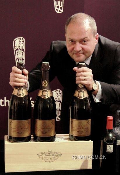 蘇富比亞洲區(qū)洋酒部主管樓柏禮(Robert Sleigh)及凱歌酒莊(Veuve Clicquot)直遞1921、1929及1947年珍罕歷史性年份香檳。