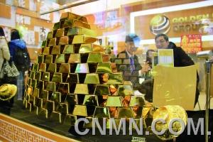 參展的金行在現(xiàn)場展臺(tái)用金磚壘出小“金字塔”，吸引了眾多投資者的目光。