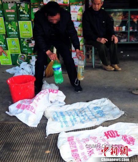 當(dāng)?shù)卮迕裣蛴浾哒故颈I礦企業(yè)所用的化學(xué)用品包裝袋。