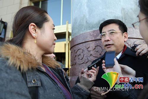 工信部部長苗圩（右）在人民大會堂外接受中國青年網記者謝東櫻（左）采訪。