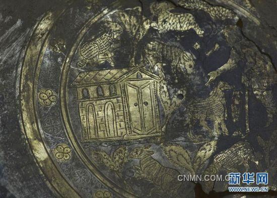 這是在克羅地亞溫科夫齊市博物館展出的新近出土的一件鍍金銀盤（3月29日攝）。