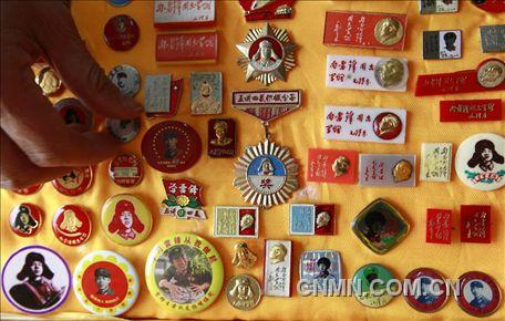 3月1日，房冠龍?jiān)谡故咀约菏詹氐?20多枚關(guān)于雷鋒的紀(jì)念章。