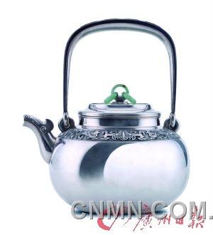 工藤延年造饕餮紋龍紋玉蓋銀壺以184萬元拍出。