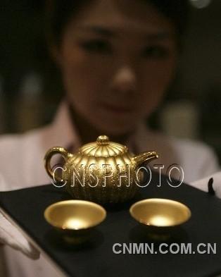 7月11日，“故宮心經(jīng)錦囊壺”和“心經(jīng)金碗”正式亮相北京菜百。由故宮博物院與國金黃金集團聯(lián)合出品的此套“品茶”器皿，采用999純黃金的傳統(tǒng)制金工藝和現(xiàn)代工藝制成。“故宮心經(jīng)錦囊壺”重260克，首次以故宮館藏珍品“乾隆·綠漆地描金瓜棱壺”為原型，精工創(chuàng)造。“心經(jīng)金碗”重25克，刻有《般若波羅蜜心經(jīng)》，共268個字。