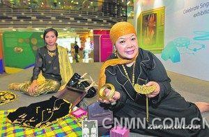 頌賽依德（右）年輕時便開始收藏馬來金飾，黃金對她來說是財(cái)富的象征，也可作為傳家之寶，代代相傳。