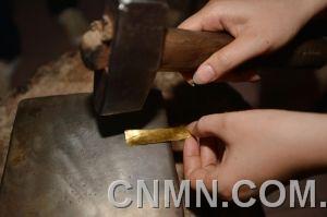 金箔鍛造大部分工序都需要人工操作，所以對(duì)技術(shù)要求很高。砸金片要求極高，有一錘沒砸好，一天的工作就可能白費(fèi)掉。