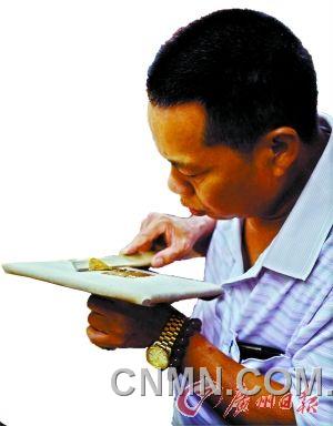 把鋪在烏金紙上的金箔用竹條挑起，切割成小片后用嘴吹氣再把金箔撩起到玉扣紙上，這些步驟都不能直接用手觸碰到金子。