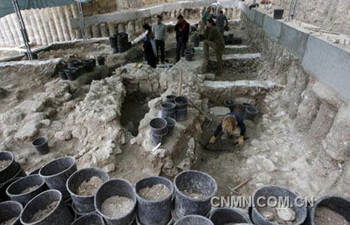12月22日，工作人員在以色列耶路撒冷老城南墻外的考古挖掘現場忙碌