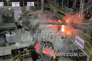 2月18日，2臺(tái)圓盤澆鑄機(jī)正在澆注陽極銅板。