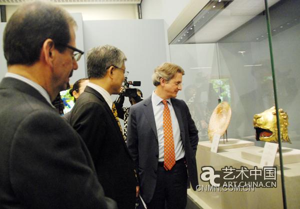 策展人引領媒體參觀