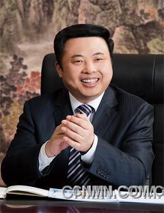 天能集團(tuán)董事局主席張?zhí)烊? /></p>
<p><br />　　全國人大代表、天能集團(tuán)董事局主席張?zhí)烊螌π履茉串a(chǎn)業(yè)的關(guān)注度非常大，在為今年“兩會”準(zhǔn)備的9條議案及建議中，就有5條涉及加快建設(shè)廢舊電池回收體系、盡快出臺電動自行車國家新標(biāo)準(zhǔn)、推動低速短程電動汽車發(fā)展、暫緩征收鉛蓄電池消費(fèi)稅等新能源相關(guān)問題。<br />　<strong>　一、及時清理涉企過時政策規(guī)章<br /></strong>　　“企業(yè)發(fā)展離不開政策法規(guī)，改革開放30多年，各級政府部門出臺了大量政策、規(guī)章、文件，一些政策、規(guī)章、文件已經(jīng)完成使命，退出了歷史舞臺，但也有不少因為種種原因，存留了下來。”張?zhí)烊谓榻B說。<br />　　客觀上看，這些存留下來的政策、法規(guī)、文件，它們在當(dāng)時的社會條件下起到一定的作用，不過隨著時間的推移與社會的發(fā)展，有的相互抵制，有的干脆成了阻礙生產(chǎn)力發(fā)展的“籬笆”，少數(shù)不積極或不作為的部門，甚至?xí)弥@些“籬笆”圈自己的利益、向企業(yè)提無理要求。這在很大程度上傷害了企業(yè)的積極性與主動性，給企業(yè)發(fā)展帶來很大阻礙。<br />　　為進(jìn)一步優(yōu)化我國企業(yè)經(jīng)濟(jì)發(fā)展的法制環(huán)境，促進(jìn)企業(yè)轉(zhuǎn)型升級，張?zhí)烊谓ㄗh國務(wù)院有關(guān)部門牽頭，組織各級政府有關(guān)部門在全國范圍內(nèi)對涉及企業(yè)生產(chǎn)經(jīng)營的一系列政策、法規(guī)、文件做一次系統(tǒng)的梳理，重點(diǎn)清理和修改不符合市場經(jīng)濟(jì)發(fā)展要求、不利于企業(yè)轉(zhuǎn)型升級的有關(guān)文件，要將清理工作與全面清理涉及向企業(yè)收費(fèi)、攤派的規(guī)定結(jié)合起來，從制度上、源頭上切實(shí)解決企業(yè)負(fù)擔(dān)過重的問題。<br />　　建議對以下列情形之一的，應(yīng)當(dāng)予以修改：1.部分內(nèi)容與上位法不一致或者相抵觸的;2.國家政策重大調(diào)整，政府規(guī)章、規(guī)范性文件的部分內(nèi)容與之不適應(yīng)的;3.部分內(nèi)容明顯不適應(yīng)經(jīng)濟(jì)社會發(fā)展需要的;4.部分內(nèi)容的程序、可操作性不強(qiáng)，需要予以細(xì)化和完善的;5.政府規(guī)章、規(guī)范性文件之間對同一事項的規(guī)定不一致的;6.其他原因需要予以修改的。<br />　　有下列情形之一的，應(yīng)當(dāng)予以廢止：1.主要內(nèi)容與上位法或者國家政策相抵觸的;2.依據(jù)的法律、法規(guī)已廢止或者宣布失效的;3.主要內(nèi)容已被新制定或者修訂后的法律、法規(guī)、規(guī)章涵蓋的;4.主要內(nèi)容已被新制定的政府規(guī)章、規(guī)范性文件替代的;5.主要內(nèi)容已不適應(yīng)經(jīng)濟(jì)社會發(fā)展需要的。<br />　　<strong>二、加大低速短程電動汽車推動力度<br /></strong>　　“市場上運(yùn)行的電動汽車有高速車和低速車兩類，目前低速短程電動汽車銷量遠(yuǎn)遠(yuǎn)大于高速電動汽車，贏得了廣泛的市場。”張?zhí)烊握f，高速電動汽車與低速短程電動汽車相比較，其性價比不具備競爭優(yōu)勢。在節(jié)能減排和生態(tài)文明建設(shè)的推動下，我國正大力發(fā)展綠色交通，加快建立以低碳為特征的交通運(yùn)輸體系，他建議國家相關(guān)部門出臺相關(guān)政策，進(jìn)一步推動低速短程電動汽車發(fā)展。<br />　　“一要制定電動汽車技術(shù)標(biāo)準(zhǔn)，促進(jìn)低速短程電動汽車發(fā)展。二要明晰發(fā)展政策，鼓勵技術(shù)創(chuàng)新。三要合理布局產(chǎn)業(yè)發(fā)展，規(guī)劃配套設(shè)施建設(shè)。四要出臺管理辦法，解決車輛上路問題。五要完善服務(wù)體系，確保電池回收。”張?zhí)烊谓ㄗh。</p>
<p> </p>
 <p style='text-align:center'>[1]<a href='ShowNews1.aspx?id=263712&page=2' target='_self'><b>[2]</b></a> <a href='ShowNews1.aspx?id=263712&page=3' target='_self'><b>[3]</b></a> <a href='ShowNews1.aspx?id=263712&page=2' target='_self'>下一頁</a></p></div>
                    <p class=