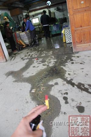 直埋地下的白色涵管內也是強酸性水