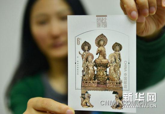 6月14日，浙江郵票公司的工作人員展示《金銅佛造像》特種郵票小型張“隋·銅鎏金佛教造像”。