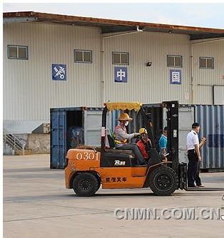 7月12日，鷹潭貴溪市銅拆解加工園內(nèi)一輛叉車正在搬運(yùn)從國(guó)外運(yùn)來(lái)的廢舊五金