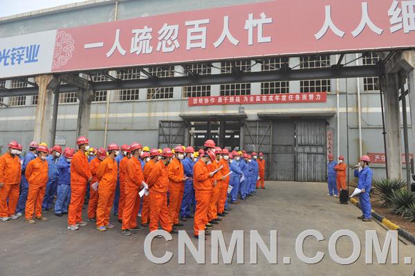 10月21日至22日，河南豫光金鉛集團有限責任公司組織所屬的股份公司、鋅業(yè)公司工段長（班長）以上管理人員140余人，先后到鋅業(yè)公司、股份公司進行現(xiàn)場管理提升觀摩、交流。集團公司黨委副書記張小國、股份公司總經(jīng)理趙樂中等公司領導參加了此次觀摩活動。