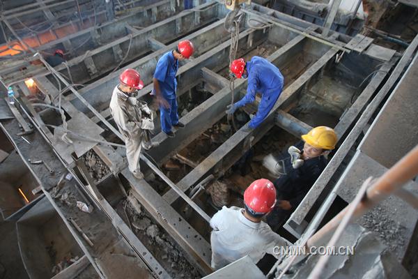 根據生產工作統(tǒng)一部署，葫蘆島有色金屬集團有限公司在電解鋅系統(tǒng)生產創(chuàng)歷史最高水平的同時，針對鉛鋅冶煉系統(tǒng)存在的制約生產、影響生產穩(wěn)定，導致消耗上升等問題，于9月份啟動ISP系統(tǒng)檢修工作。