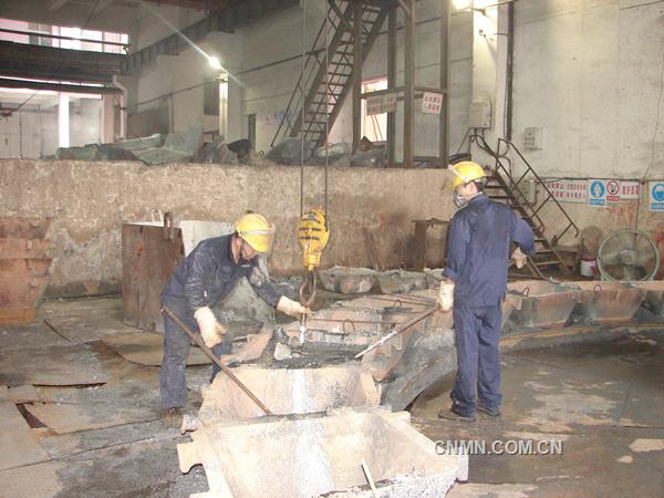 10月15日，水口山有色金屬集團(tuán)有限公司八廠12.5平方米側(cè)吹爐作為世界上富氧側(cè)吹煤粒還原工藝最大的側(cè)吹還原爐，自去年10月點(diǎn)火至今已連續(xù)成功運(yùn)行一周年。