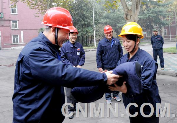 “‘暖心棉背心’真暖心！” 近日，當中鋁洛陽銅業(yè)有限公司銅板帶廠熱軋車間生產(chǎn)一線女工劉靜，從總經(jīng)理師青春手中接過棉背心時，她發(fā)自內(nèi)心地說。初冬時節(jié)，寒風襲人。該公司黨政領導心系生產(chǎn)一線員工冷暖。為了激發(fā)職工“奮戰(zhàn)一百天，實現(xiàn)年目標”的干勁，形成合力控虧脫困的正能量，公司領導在企業(yè)資金緊張的情況下，啟動了“暖心工程”。