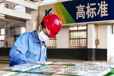 豫光鋅業(yè)質(zhì)檢員正在查驗(yàn)鋅錠外觀。