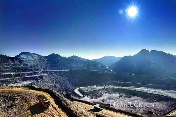 五年來，銀山礦業(yè)緊跟公司發(fā)展戰(zhàn)略步伐，以項目建設(shè)為推手，不斷深化“擴大銅產(chǎn)，穩(wěn)定鉛鋅”的發(fā)展路線，瞄準(zhǔn)“一流”目標(biāo)砥礪前行。