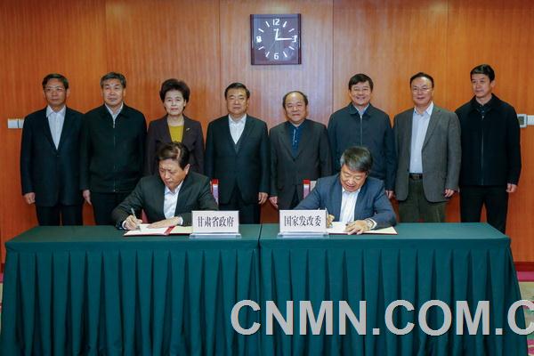 為貫徹落實《國務院關于推進國際產能和裝備制造合作的指導意見》，12月18日，國家發(fā)展改革委主任徐紹史與甘肅省省長劉偉平在北京簽署協(xié)議，建立推進國際產能和裝備制造合作委省協(xié)同機制。