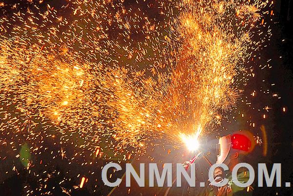 風(fēng)電裝備是金川集團(tuán)機(jī)械制造公司產(chǎn)品轉(zhuǎn)型后的主營產(chǎn)品，經(jīng)過3年歷練走向成熟。2015年該公司相繼承攬了省內(nèi)外多個(gè)風(fēng)電項(xiàng)目，產(chǎn)值過億元。為此，該公司工會(huì)圍繞這一新興產(chǎn)業(yè)開展“百套萬噸風(fēng)電塔筒勞動(dòng)競(jìng)賽”。干部職工在勞動(dòng)競(jìng)賽中破解難題，一再提高生產(chǎn)效率。